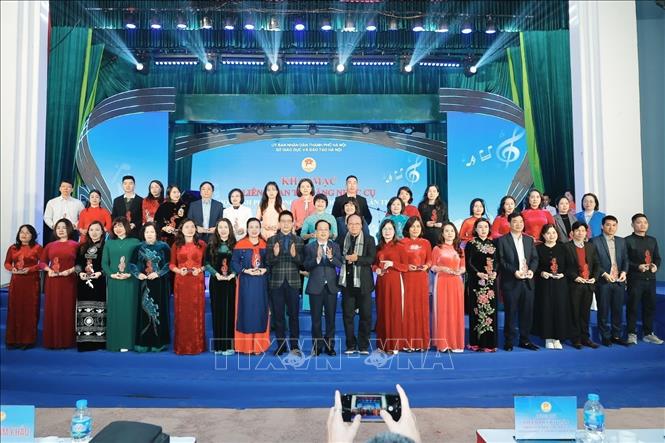 Ban tổ chức tặng kỷ niệm chương cho các đơn thị tham dự cuộc thi. Ảnh: Minh Quyết - TTXVN