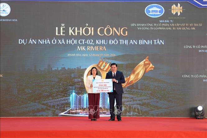 Đại diện Ủy ban MTTQ Việt Nam tỉnh Khánh Hòa tiếp nhận ủng hộ tỉnh khắc phục thiệt hại do mưa lũ từ Công ty Cổ phần Đầu tư Xây dựng MK. Ảnh: Đặng Tuấn -TTXVN 