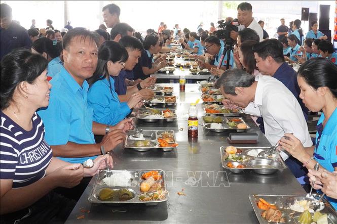 Công nhân Công ty Chang Shin Việt Nam (Đồng Nai) vui vẻ với bữa cơm đoàn viên nhân dịp Tết Nguyên đán 2026. Ảnh: Công Phong - TTXVN