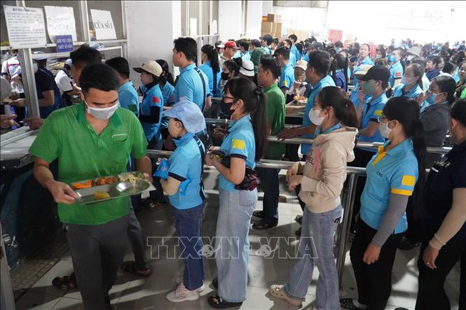 Công nhân Công ty Chang Shin Việt Nam (Đồng Nai) nhận suất ăn trong bữa cơm đoàn viên nhân dịp Tết Nguyên đán 2026. Ảnh: Công Phong - TTXVN