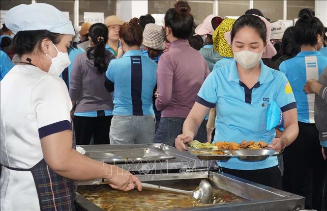 Công nhân Công ty Chang Shin Việt Nam (Đồng Nai) nhận suất ăn trong bữa cơm đoàn viên nhân dịp Tết Nguyên đán 2026. Ảnh: Công Phong - TTXVN