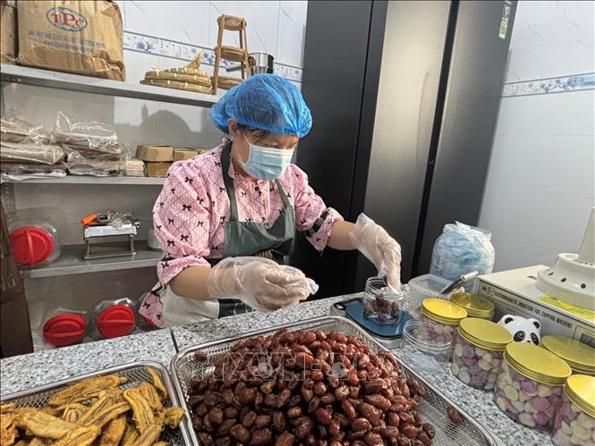 Mỗi tháng cơ sở Duy Minh cung cấp ra thị trường 1.000 hộp chuối và cóc non, 600 hộp bánh sữa chua.Ảnh: Hồng Nhung - TTXVN