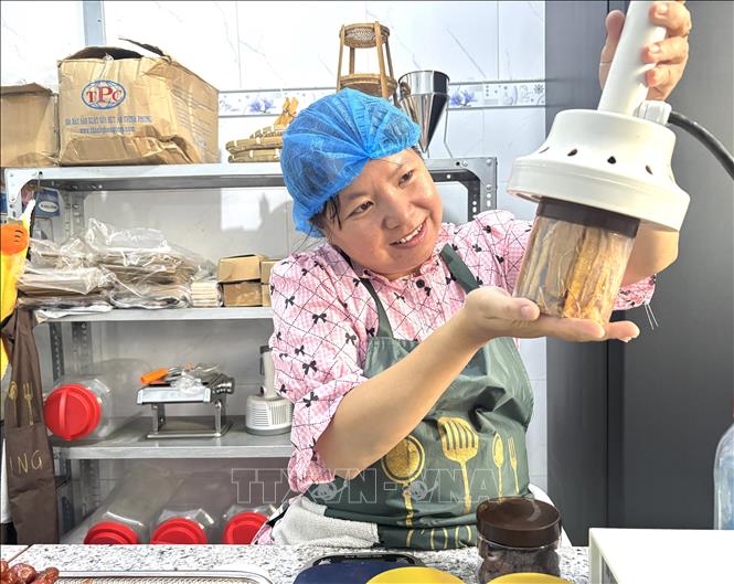 Quy trình chế biến và đóng gói của cơ sở Duy Minh tuân thủ theo tiêu chuẩn an toàn thực phẩm và đang trong quá trình tiến tới OCOP 4 sao.Ảnh: Hồng Nhung - TTXVN
