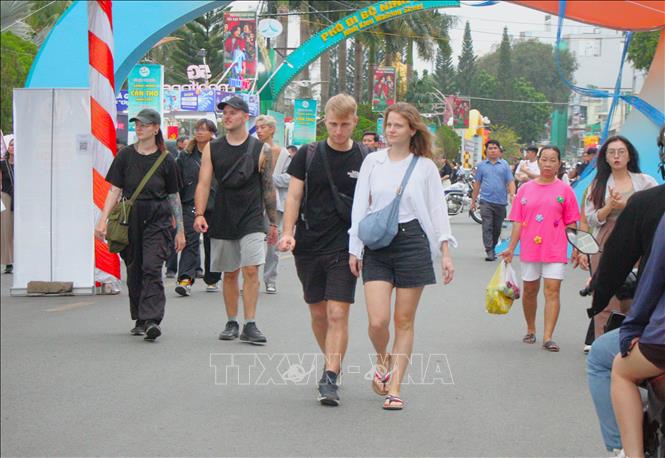 Khách nước ngoài tham quan bến Ninh Kiều. Ảnh: Nguyễn Hằng - TTXVN