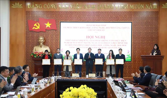 Chủ tịch UBND tỉnh tặng Bằng khen cho 9 tập thể và 3 cá nhân có thành tích xuất sắc trong triển khai thực hiện Nghị quyết số 57-NQ/TW. Ảnh: Nguyễn Oanh-TTXVN