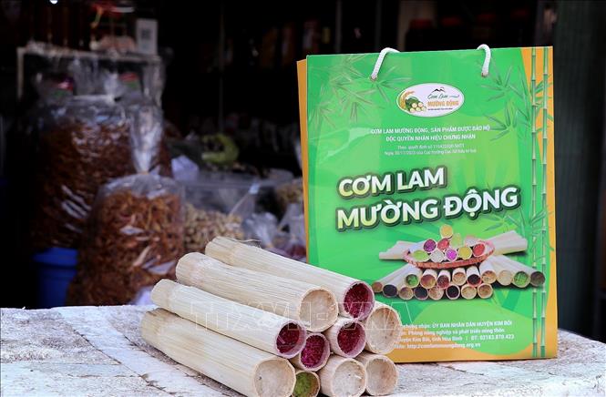 Thương hiệu cơm lam Mường Động được các cơ sở du lịch trong và ngoài tỉnh ưa chuộm. Ảnh: Thanh Hải - TTXVN  