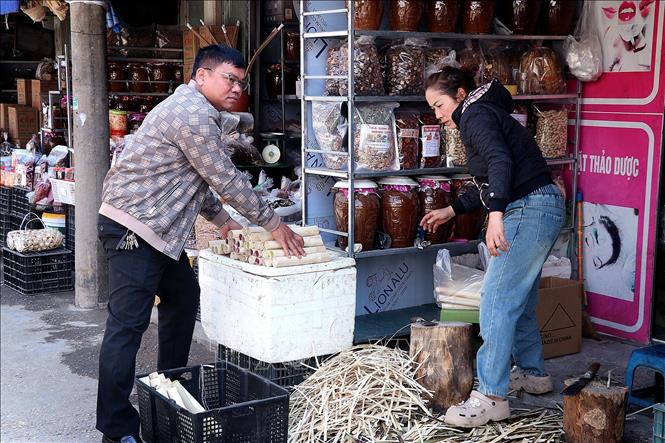 Ông Phạm Hồng Sơn, Chủ nhiệm Tổ Hợp tác xã Cơm Lam Mường Động luôn sâu sát đảm bảo an toàn thực phẩm tại các cửa hàng. Ảnh: Thanh Hải - TTXVN 