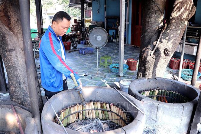 Sản phẩm cơm lam Mường Động được các cửa hàng bán tại Khu du lịch nước khoáng Kim Bôi. Ảnh: Thanh Hải - TTXVN