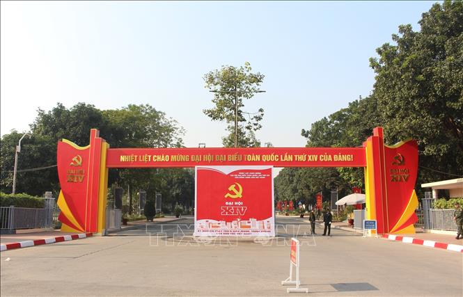 Cổng Trung tâm Hội nghị Quốc gia được trang hoàng cờ Đảng, cờ Tổ quốc, pano, khẩu hiệu trang trọng, đồng bộ chào mừng Đại hội XIV của Đảng. Ảnh: Nguyễn Thắng - TTXVN