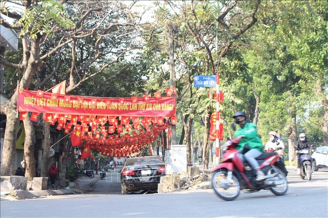 Các khu dân cư trang trí cờ hoa rực rỡ chào mừng Đại hội XIV của Đảng. Ảnh: Nguyễn Thắng - TTXVN