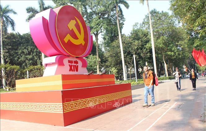 Việc treo pano, khẩu hiệu được thực hiện nghiêm túc, trang trọng, vừa bảo đảm mỹ quan đô thị chào mừng Đại hội XIV của Đảng. Ảnh: Nguyễn Cúc - TTXVN