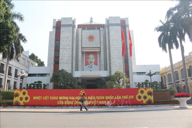 Khu vực trụ sở các cơ quan thành phố Hà Nội treo pano, khẩu hiệu, cờ Tổ Quốc chào mừng Đại hội XIV của Đảng. Ảnh: Nguyễn Cúc - TTXVN