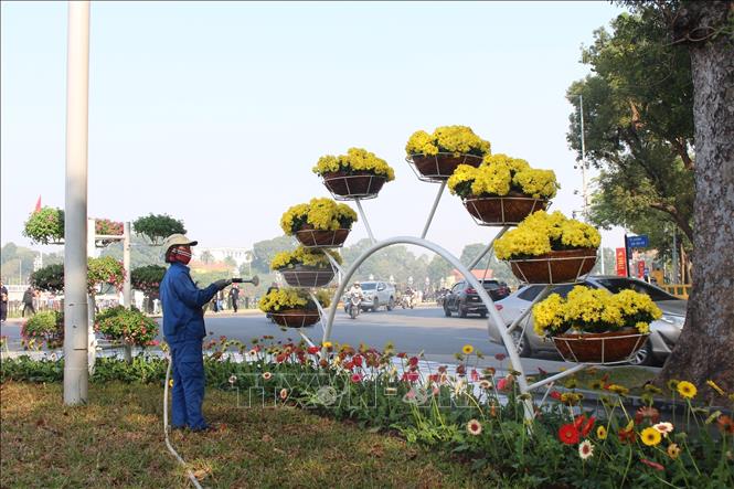 Các ang hoa, giá hoa với màu sắc hài hòa, phù hợp cảnh quan đô thị được trang trí trên các tuyến đường để chào mừng Đại hội XIV của Đảng. Ảnh: Nguyễn Thắng - TTXVN