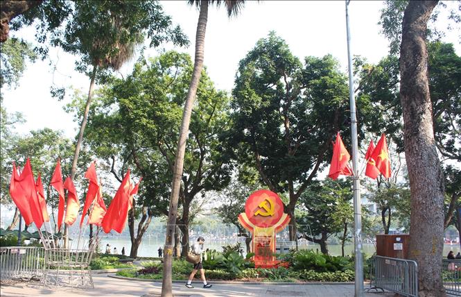 Song song với công tác trang trí, các phường, xã cũng triển khai đồng loạt việc chỉnh trang đô thị chào mừng Đại hội XIV của Đảng. Ảnh: Nguyễn Cúc - TTXVN