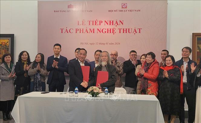 Giám đốc Bảo tàng Mỹ thuật Việt Nam Nguyễn Anh Minh và Chủ tịch Hội Mỹ thuật Việt Nam Lương Xuân Đoàn ký biên bản bàn giao. Ảnh: Phương Thanh-TTXVN