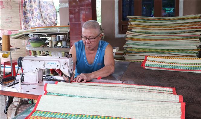 Người dân hối hả sản xuất vụ Tết tại “thủ phủ” chiếu cói Thu Xà. Ảnh: Đinh Hương - TTXVN