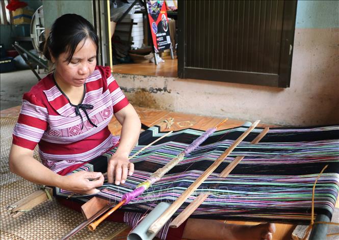 Chị Phạm Thị Su, thôn Làng Teng, xã Ba Động bên khung dệt thổ cẩm. Ảnh: Đinh Hương - TTXVN