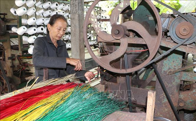 Thợ dệt chiếu ở Thu Xà chủ yếu là phụ nữ đã lớn tuổi. Ảnh: Đinh Hương - TTXVN