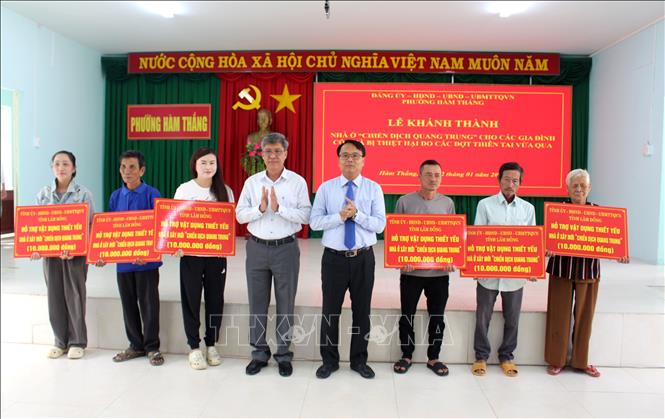 Đại diện lãnh đạo tỉnh Lâm Đồng trao quà hỗ trợ vật dụng thiết yếu cho các hộ dân được thụ hưởng nhà từ Chiến dịch Quang Trung trên địa bàn phường Hàm Thắng. Ảnh: Hồng Hiếu - TTXVN