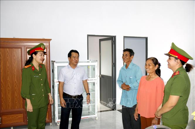 Ông Dương Thanh Vân (thứ ba bên phải sang) ở khu phố Kim Ngọc, phường Hàm Thắng vui mừng khi được nhận nhà “Chiến dịch Quang Trung”. Ảnh: Hồng Hiếu - TTXVN