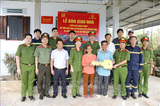 Đến nay, toàn bộ 6 căn nhà Quang Trung trên địa bàn phường Hàm Thắng đã được xây dựng hoàn thành và bàn giao cho người dân sử dụng (sớm hơn 10 ngày so với kế hoạch đề ra). Ảnh: Hồng Hiếu - TTXVN