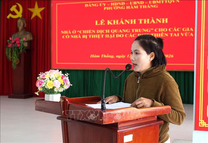 Bà Nguyễn Thị Thanh Thi đại diện các hộ dân được nhận nhà “Chiến dịch Quang Trung” tại phường Hàm Thắng phát biểu cảm nghĩ. Ảnh: Hồng Hiếu - TTXVN