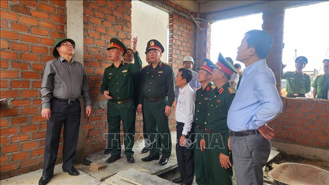 Phó Thủ tướng Hồ Quốc Dũng đề nghị đơn vị thi công đẩy mạnh hoàn thành khu tái định cư cho người dân bị thiệt hại. Ảnh: Sỹ Thắng-TTXVN