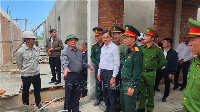 Phó Thủ tướng Hồ Quốc Dũng đề nghị đơn vị thi công đẩy mạnh hoàn thành khu tái định cư cho người dân bị thiệt hại. Ảnh: Sỹ Thắng-TTXVN