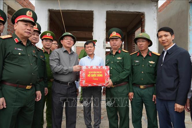 Phó Thủ tướng Hồ Quốc Dũng tặng quà cho cán bộ, chiến sỹ đã giúp dân trong Chiến dịch Quang Trung. Ảnh: Sỹ Thắng-TTXVN