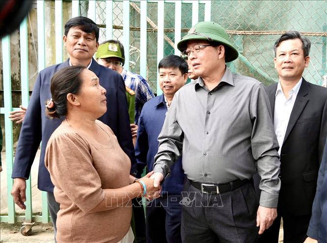 Phó Thủ tướng Hồ Quốc Dũng động viên bà Nguyễn Thị Thu Hồng, xã Tuy Phước Đông trong Chiến dịch Quang Trung. Ảnh: Sỹ Thắng-TTXVN