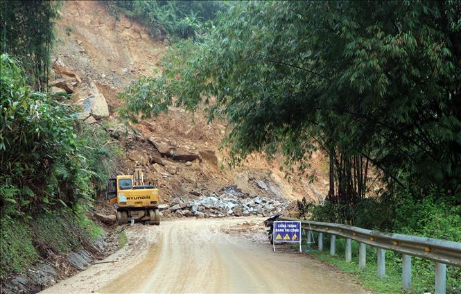 Tuyến đường DT622B, con đường độc đạo vào xã bị sạt lở nghiêm trọng. Ảnh: Cao Nguyên-TTXVN
