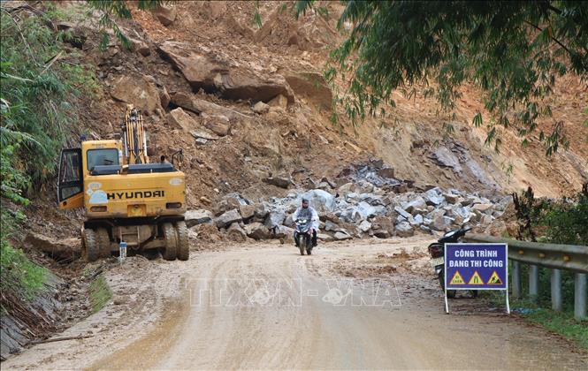 Tuyến đường DT622B, con đường độc đạo vào xã bị sạt lở nghiêm trọng. Ảnh: Cao Nguyên-TTXVN
