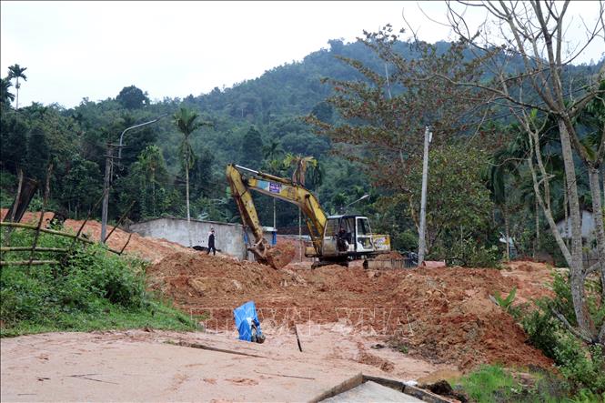 Xã Tây Trà hiện có 38 điểm sạt lở lớn nhỏ khác nhau ảnh hưởng đến diện tích hoa màu và uy hiếp trực tiếp đến hàng chục hộ dân. Ảnh: Cao Nguyên-TTXVN
