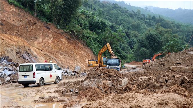 Tuyến đường DT622B, con đường độc đạo vào xã bị sạt lở nghiêm trọng. Ảnh: Cao Nguyên-TTXVN
