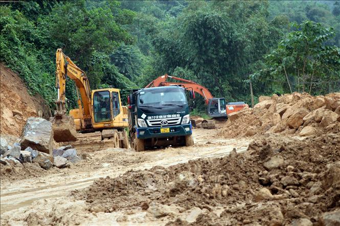 Sạt lở tại nhiều điểm trên đường DT622B, con đường độc đạo vào xã bị sạt lở nghiêm trọng. Ảnh: Cao Nguyên-TTXVN
