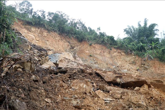 Sạt lở tại nhiều điểm trên đường DT622B, con đường độc đạo vào xã bị sạt lở nghiêm trọng. Ảnh: Cao Nguyên-TTXVN