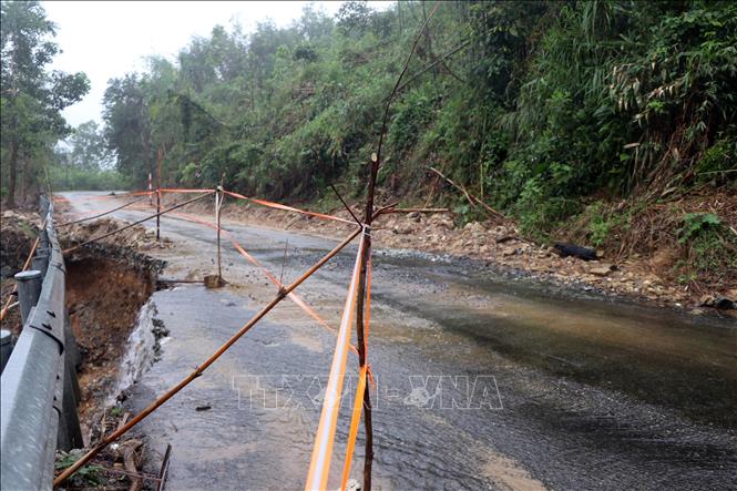 Một điểm sạt lở trên tuyến đường ở xã Tây Trà, tỉnh Quảng Ngãi. Ảnh: Cao Nguyên-TTXVN