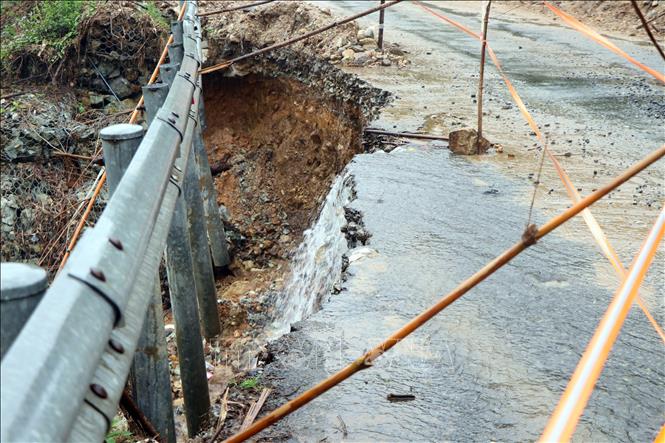 Một điểm sạt lở trên tuyến đường ở xã Tây Trà. Ảnh: Cao Nguyên-TTXVN