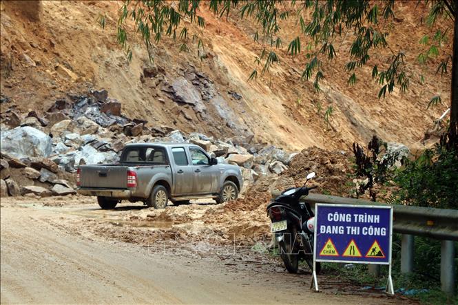 Sạt lở tại nhiều điểm trên đường DT622B, con đường độc đạo vào xã bị sạt lở nghiêm trọng. Ảnh: Cao Nguyên-TTXVN