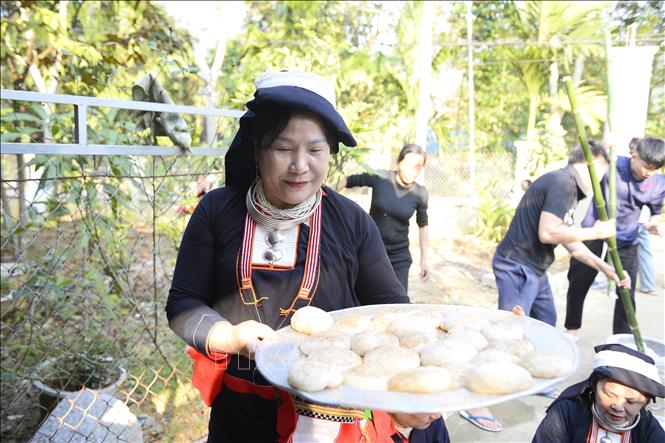Mẻ bánh đầu tiên không ai được nếm hay thử vì đây là mẻ bánh để cúng hương hỏa, tổ tiên. Ảnh: Hoa Mai - TTXVN