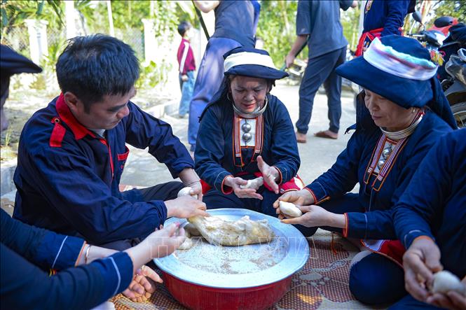 Những chiếc bánh dầy hay còn gọi là bánh mặt trời nhỏ xinh là món ăn truyền thống không thể thiếu trong ngày Tết của đồng bào dân tộc Dao xứ Thanh. Ảnh: Hoa Mai - TTXVN