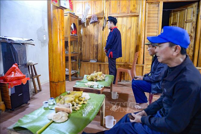 Nghi lễ cúng Tết năm cùng do 3 thầy cúng thông thạo tiếng Dao cổ hành lễ. Ảnh: Hoa Mai - TTXVN