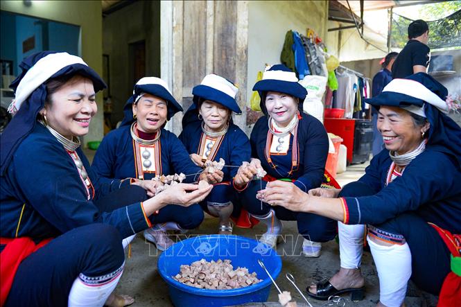 Phụ nữ Dao chuẩn bị cỗ cho Tết năm cùng. Ảnh: Hoa Mai - TTXVN