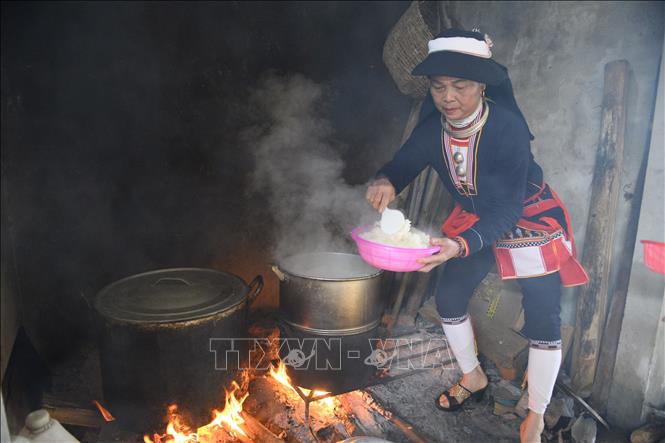 Gạo nếp được đồ chín thành xôi là nguyên liệu để làm bánh dầy. Ảnh: Hoa Mai - TTXVN