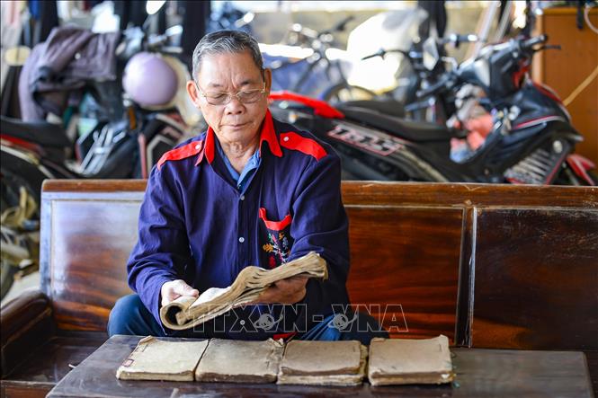 Ông Phùng Quang Du, người có uy tín trong cộng đồng dân tộc Dao ở Thanh Hóa chia sẻ về phong tục đón Tết năm cùng của người Dao Hạ Sơn (xã Ngọc Lặc). Ảnh: Hoa Mai - TTXVN