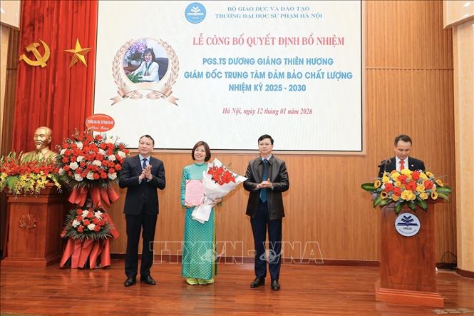 Lãnh đạo trường Đại học Sư phạm Hà Nội trao Quyết định bổ nhiệm, bổ nhiệm lại viên chức quản lý. Ảnh: Minh Quyết - TTXVN
