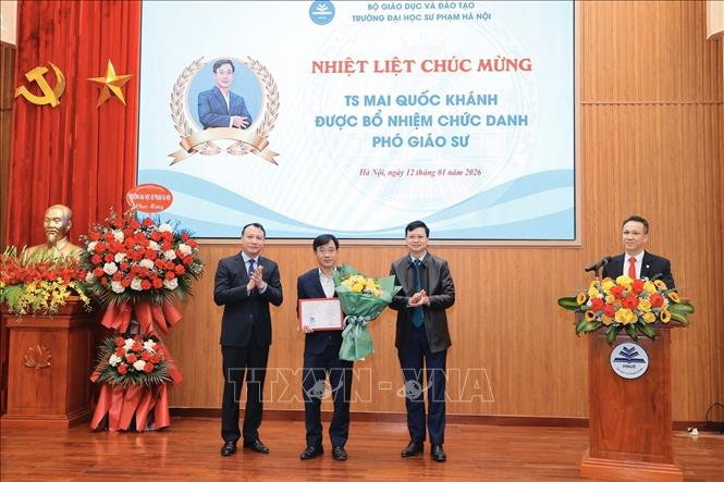 Lãnh đạo trường Đại học Sư phạm Hà Nội trao Quyết định và tặng hoa cho các tân Phó Giáo sư. Ảnh: Minh Quyết - TTXVN