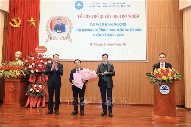 Lãnh đạo trường Đại học Sư phạm Hà Nội trao Quyết định bổ nhiệm, bổ nhiệm lại viên chức quản lý. Ảnh: Minh Quyết - TTXVN
