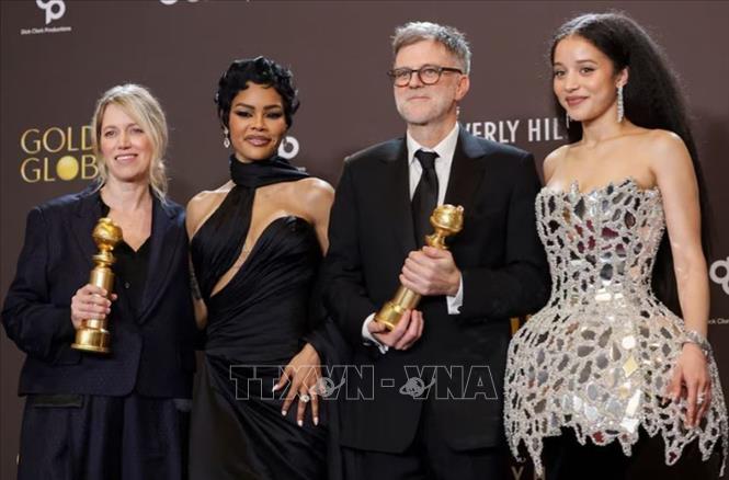 Tác phẩm “One Battle After Another” chiến thắng tại 4 hạng mục (trong tổng số 9 đề cử) gồm: “Phim hài/ca nhạc xuất sắc nhất”; “Đạo diễn xuất sắc nhất” – dành cho nhà làm phim Paul Thomas Anderson; “Kịch bản xuất sắc nhất” – cũng dành cho Paul Thomas Anderson và “Nữ diễn viên phụ xuất sắc nhất” – dành cho Teyana Taylor. Ảnh: REUTERS/TTXVN