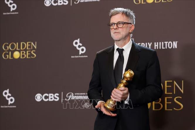 Đạo diễn Paul Thomas Anderson giành giải “Đạo diễn xuất sắc nhất” và “Kịch bản xuất sắc nhất” cho tác phẩm “One Battle After Another”. Ảnh: REUTERS/TTXVN